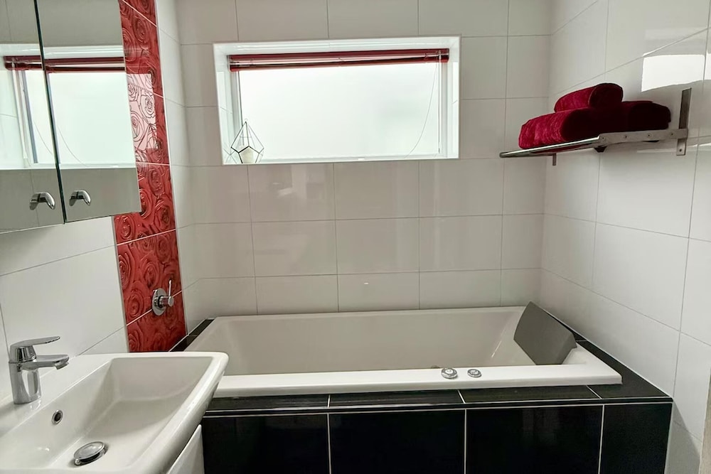 3 Bed-sleeps 6-hot Tub-pet Friendly-parking