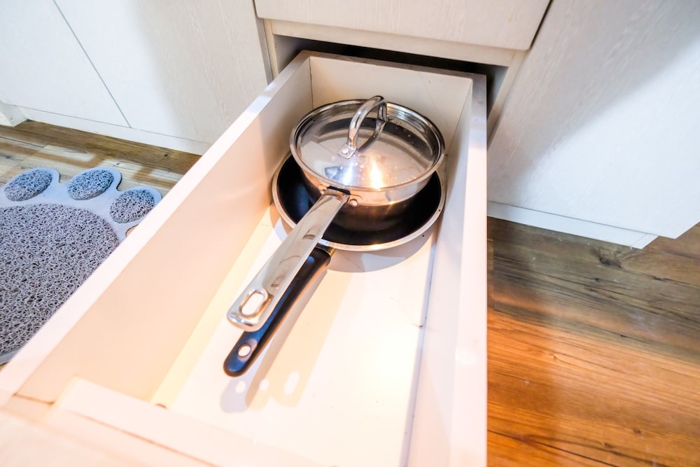 Modern And Comfy 3BR Bassura City Apartment, Jakarta - 21