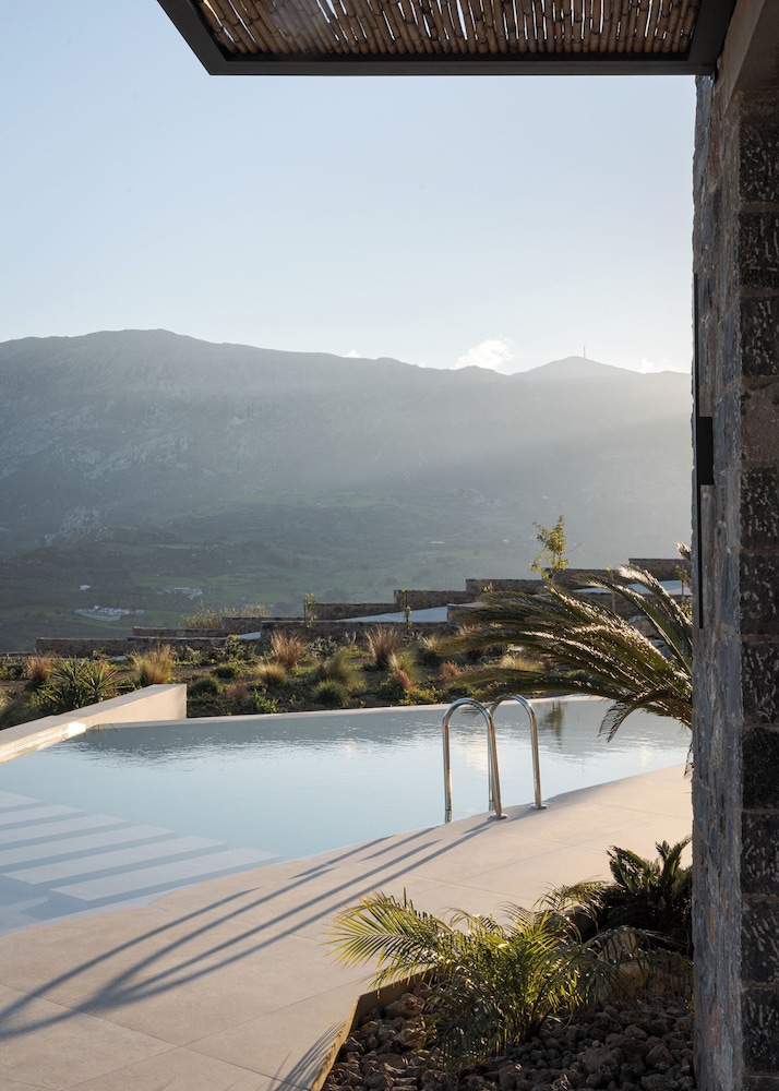 Neromai Cave Luxury Villas