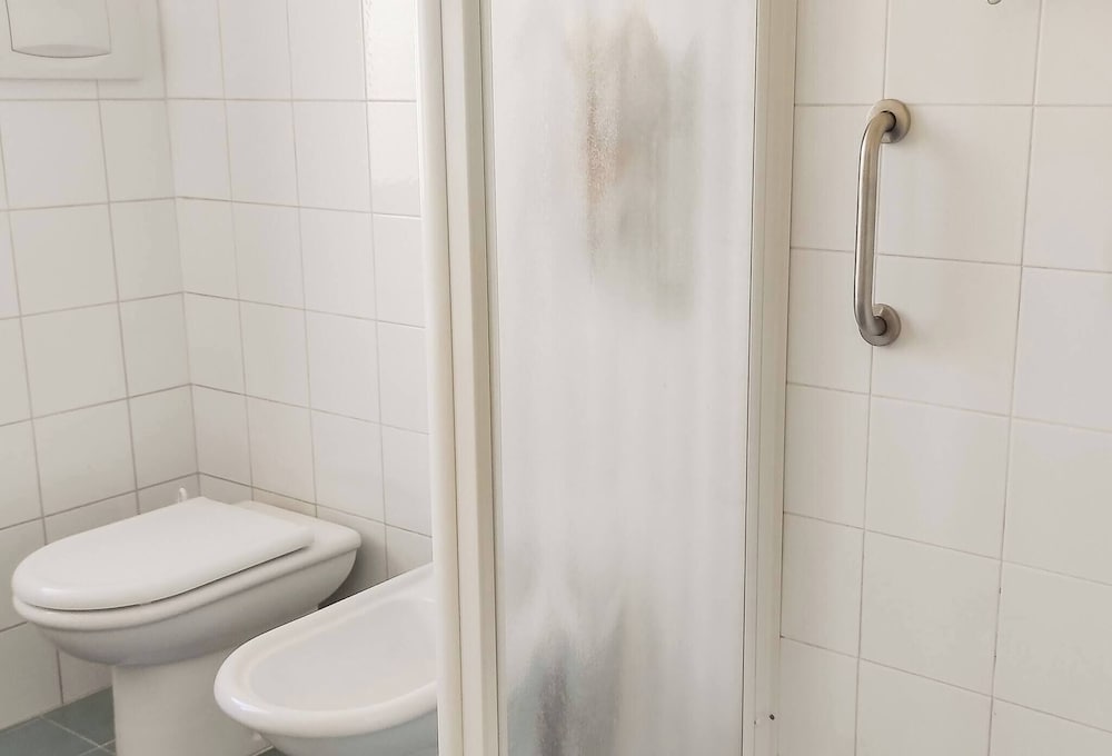 Room-large Double Room in Central Downto