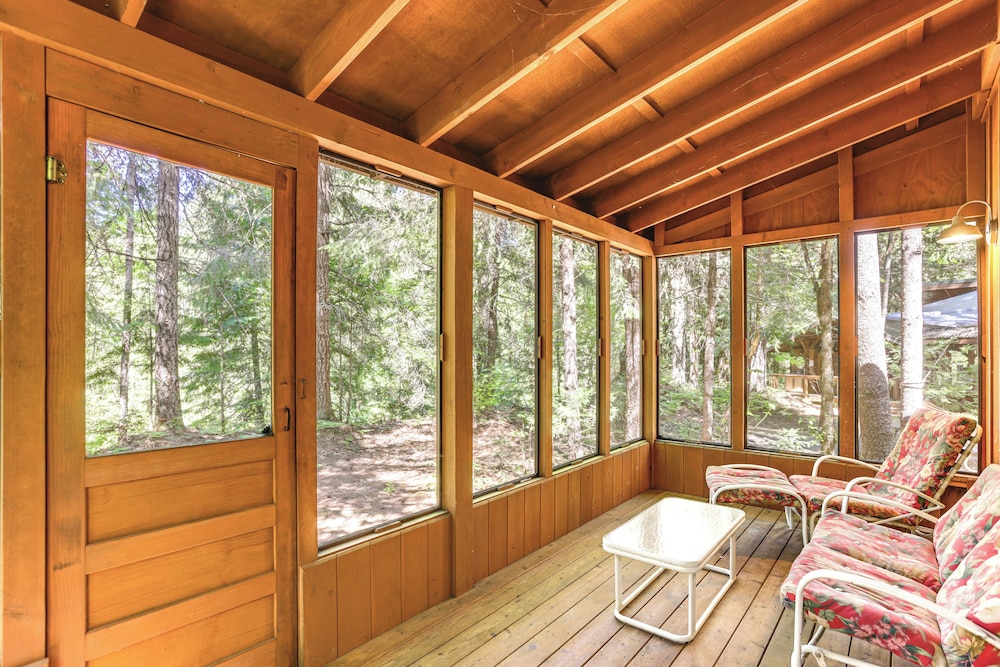 Nature-packed Mckenzie River Retreat w/ Trails!