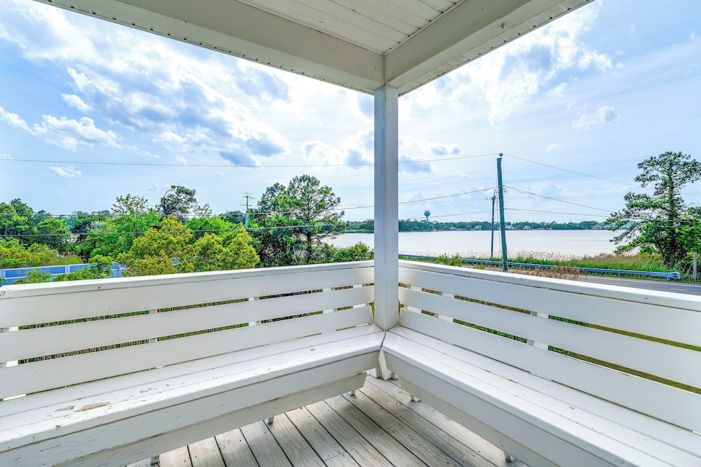 Hot Tub & Bay Views: Kill Devil Hills Haven!