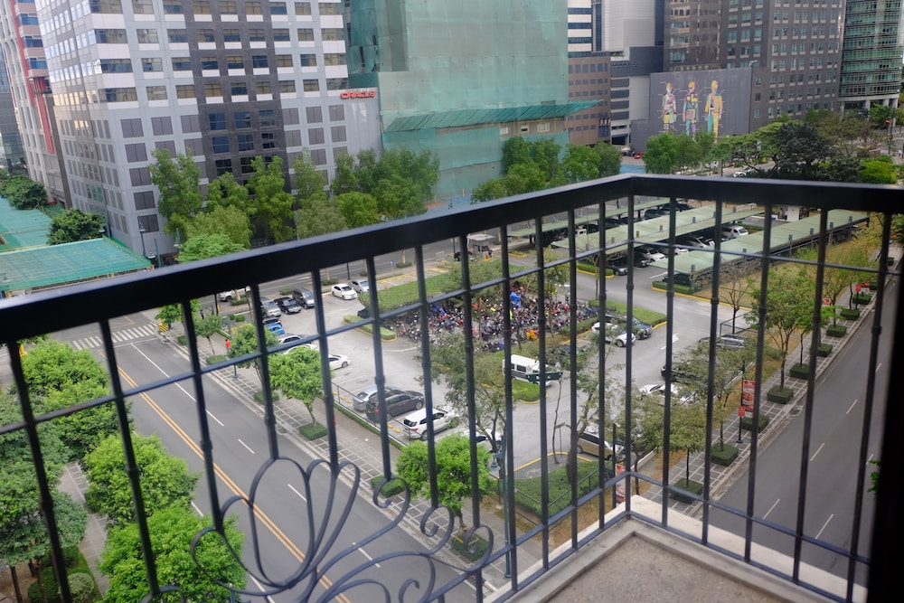 Forbeswood Heights 2BR by Stays PH