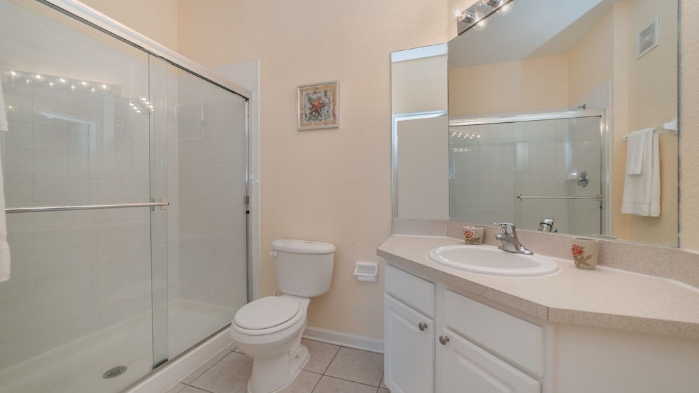 2 Massive Water Slides / Movie Theater / Fitness Center / Giant Kid's Splash Pad / Near To Disney 3 Bedroom Apts