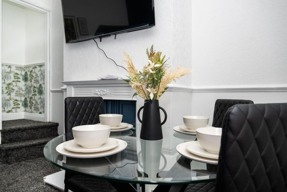 4-bedroom- Stoke-on-trent Sleeps 8- pet Friendly