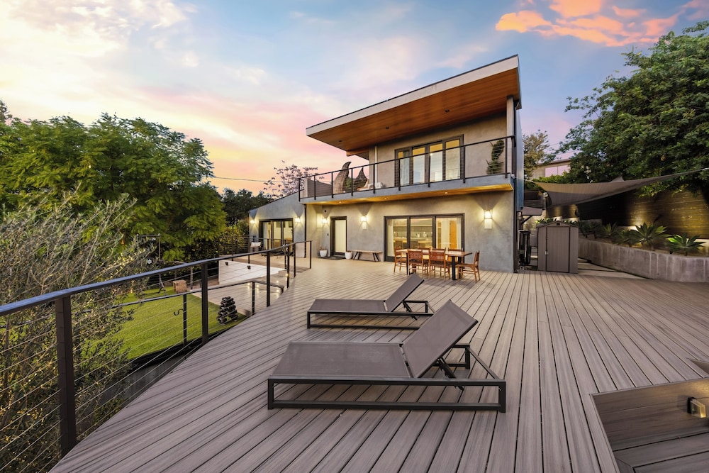 Farley Court - Stylish Hillside Residence With Stunning Views