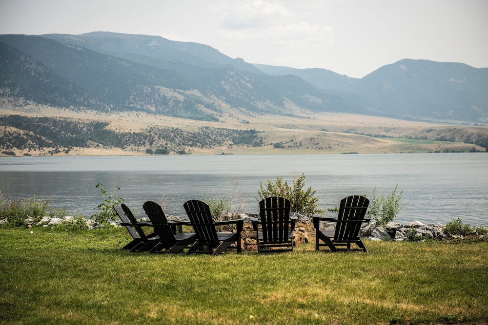 Lakeshore Cabins and Campground