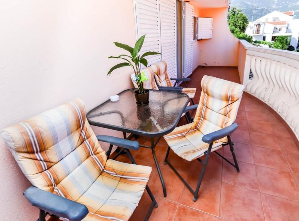 Relaxing Apartment on Budva Coastline