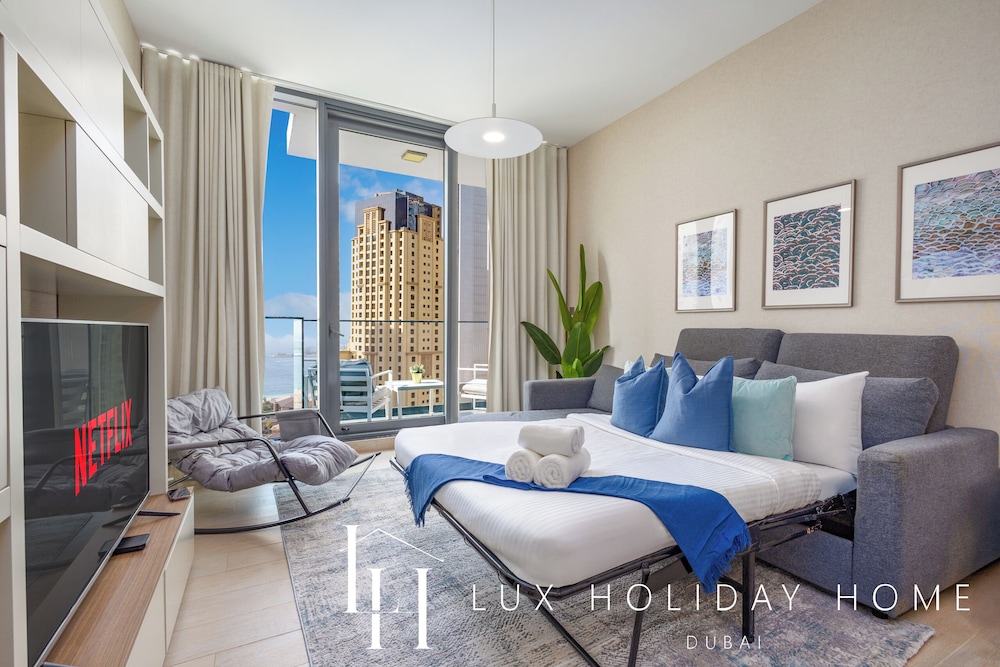 LUX LIV Contemporary Marina Suite 2