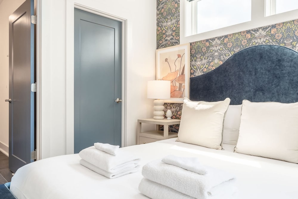 Luxe Group Stay With Hot Tub Rooftop Lounge