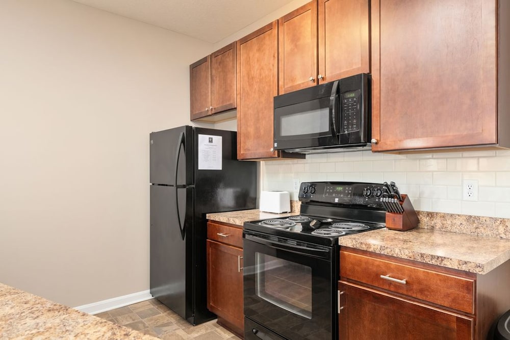 Ground Floor 2BR w Lux Amenities At Albany Glen