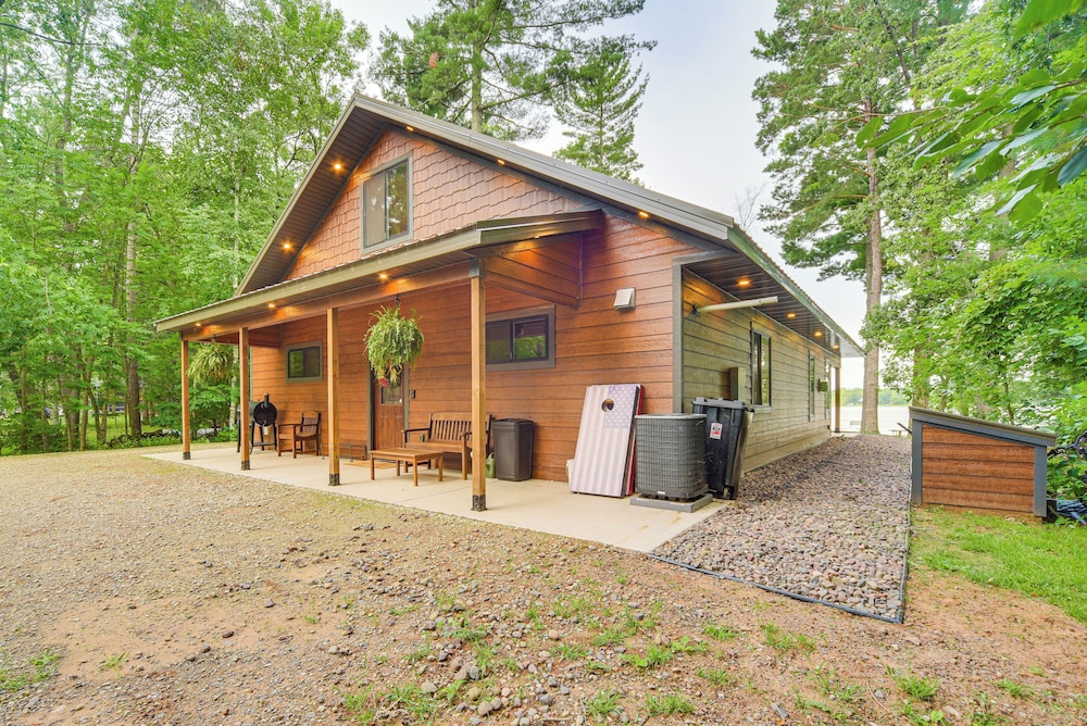 Boat Dock, BBQ & Fireside Fun: Clam Lake Cabin