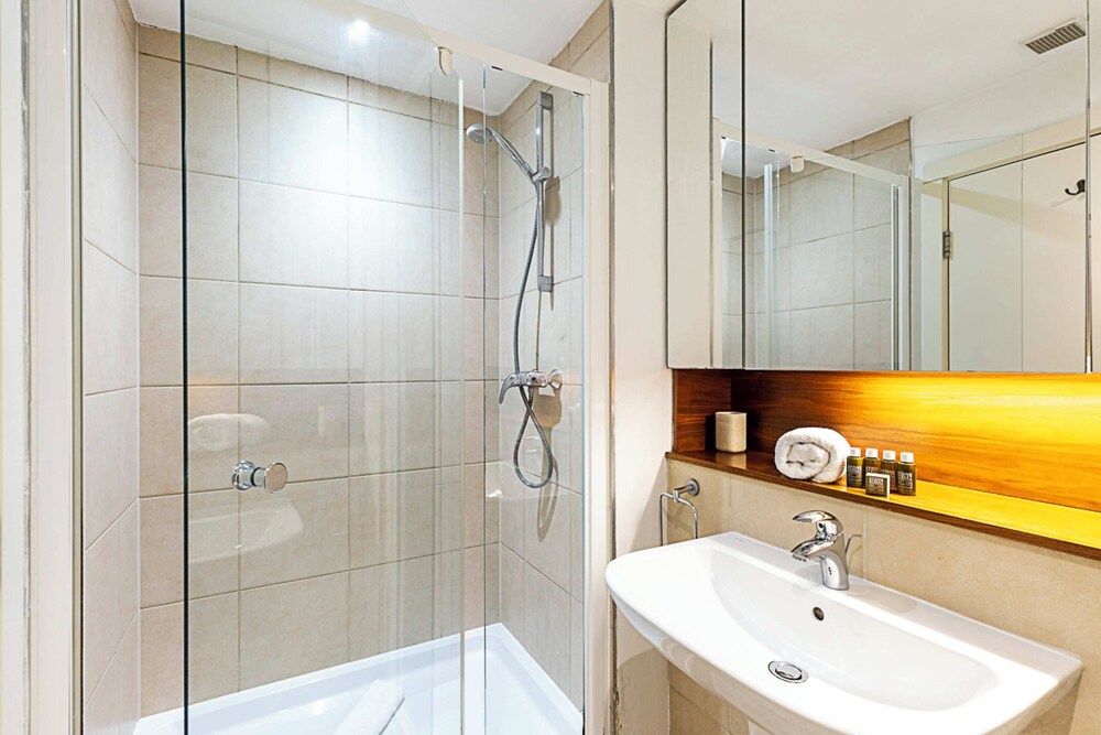 Spacious Modern Flat in Chelsea Harbour view 5