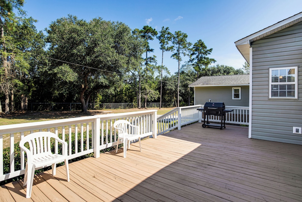 Large Yard & Historic Charm: Orangeburg Retreat!