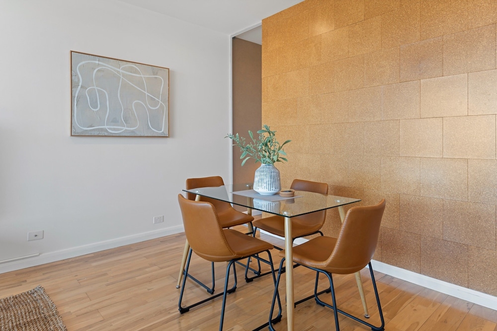 Modern 1-bed, City Skyline Views & Close to Shops