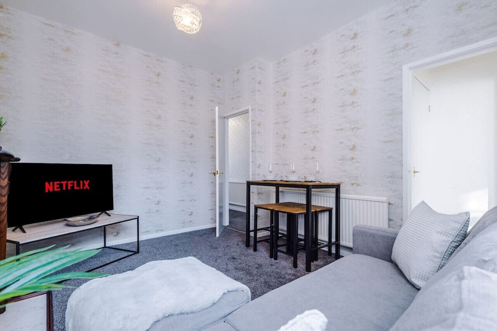 Comfy Four Bedroom House with parking