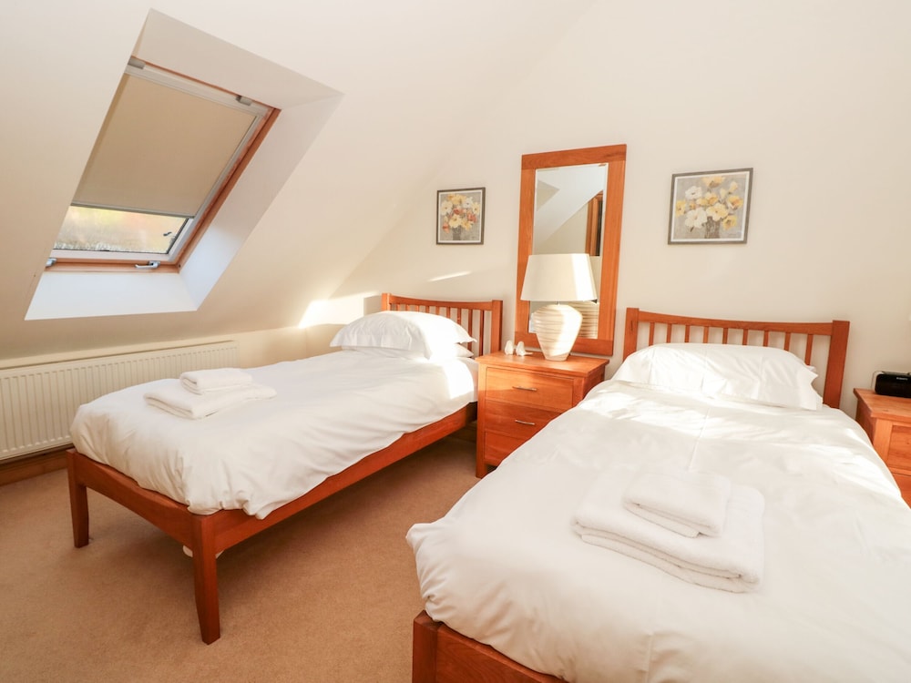 1 Court Cottage, Hillfield Village