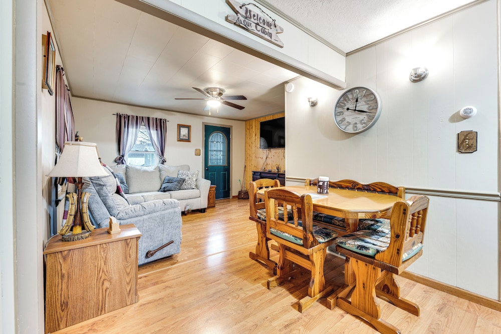 Charming Spirit Lake Home - 6 Mi to Arnolds Park!