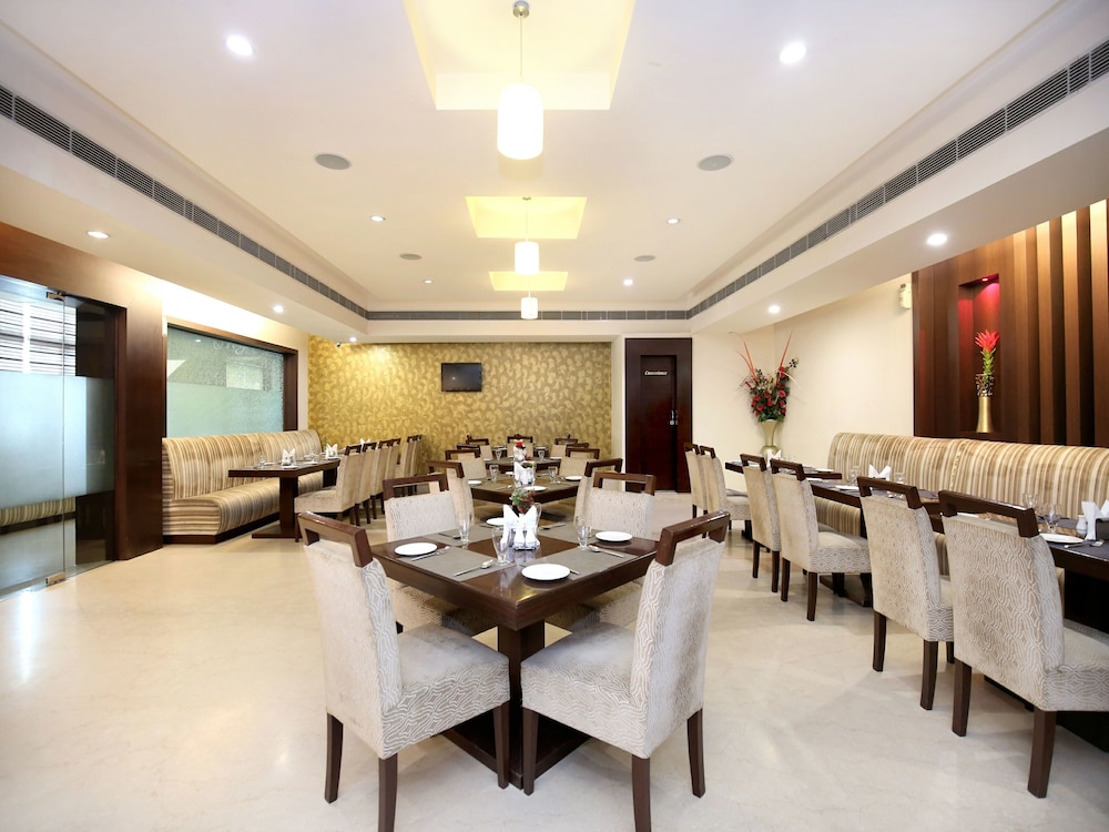 OYO 12989 White Diamond Hotel