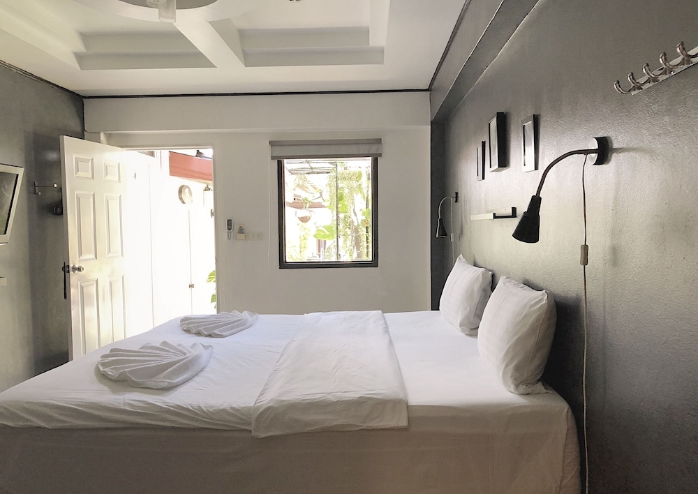 The Reef Hotel & Studios
