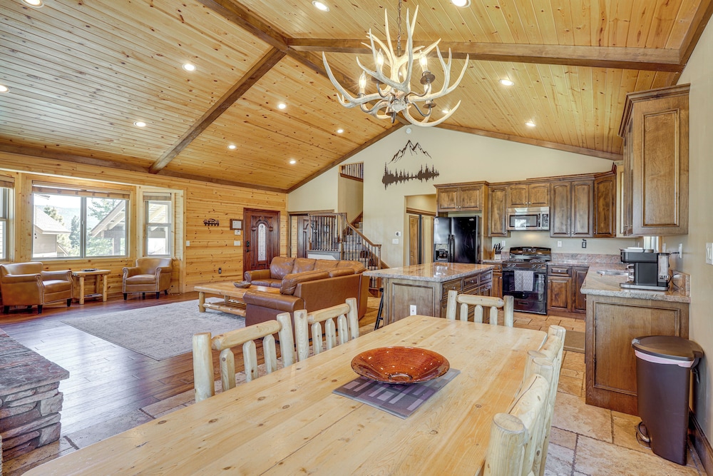 Walkable Big Bear Lake Home w/ Private Hot Tub!