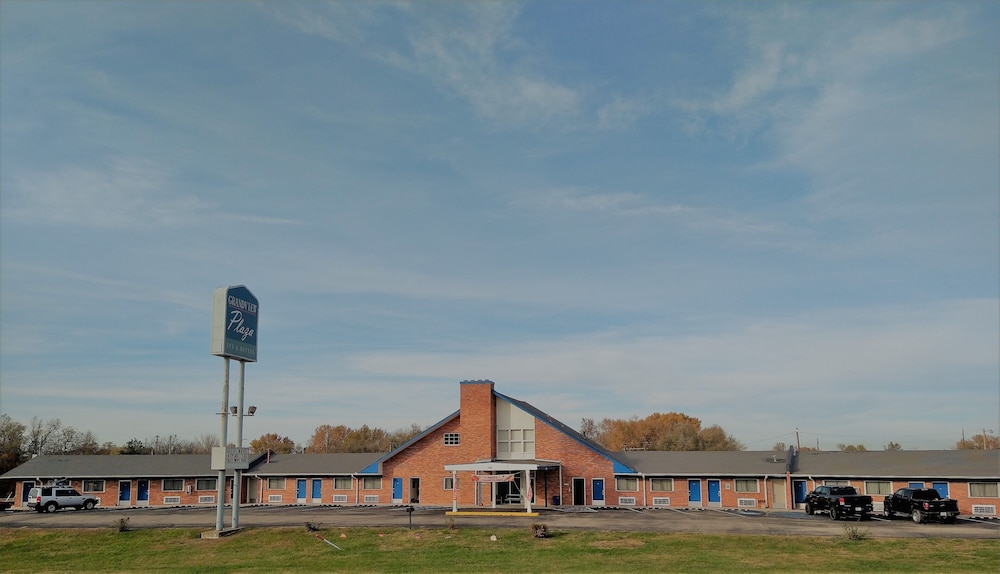 Grand View Plaza Inn & Suites