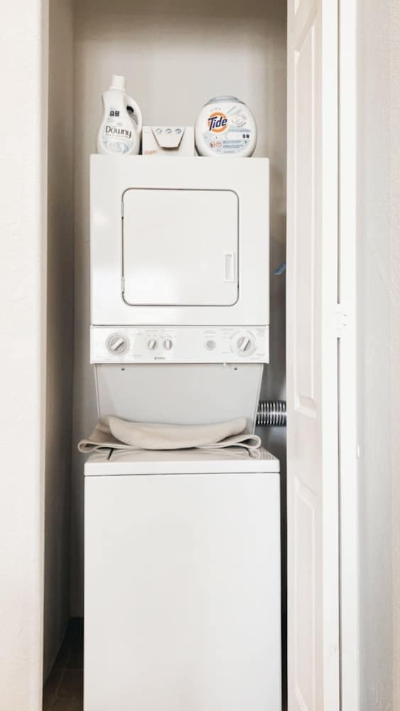 Designer 1 bed 5 min to Old Town Dogs Welcome