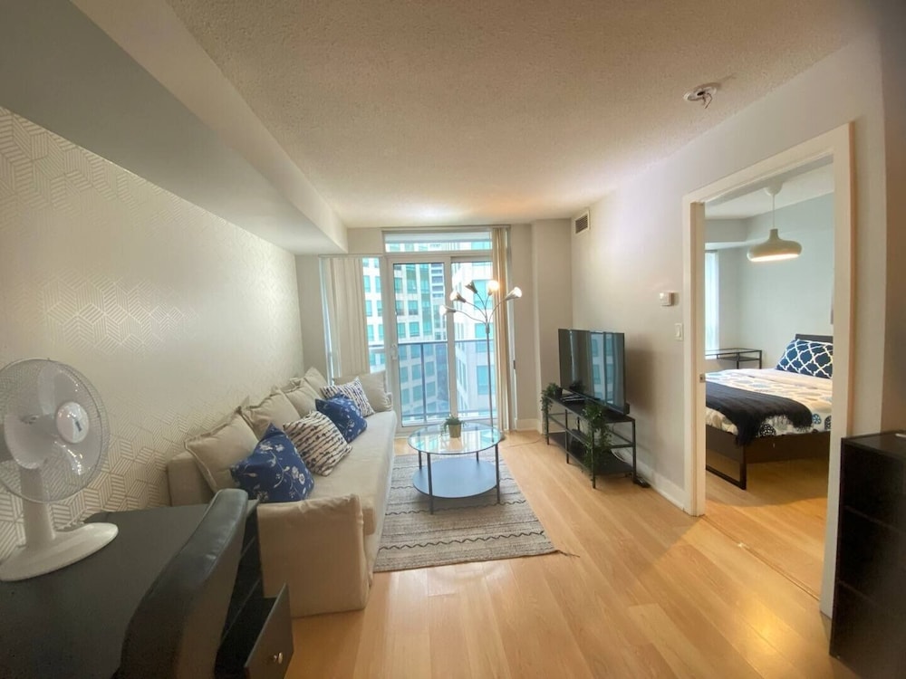 The Bay Suites Rogers Center - Image 2