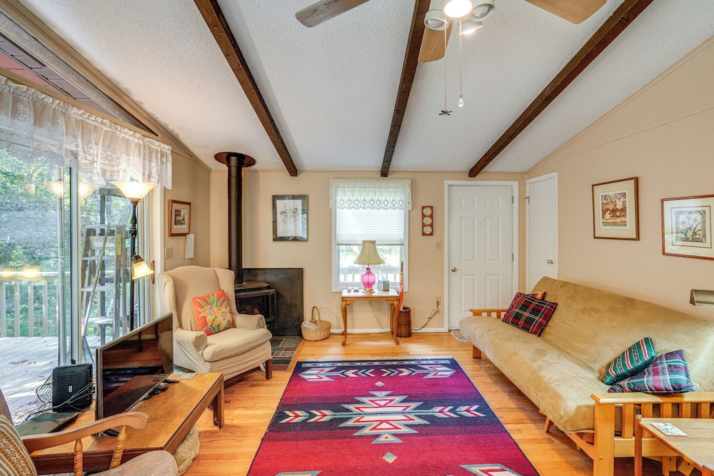 Quiet All-season Creekside Escape in Upstate!