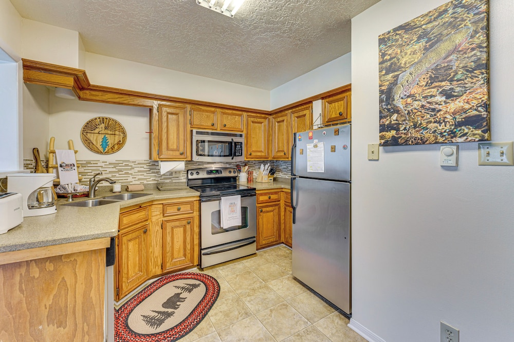 Bike, Hike & Ski: Creek-view Condo in Red River!