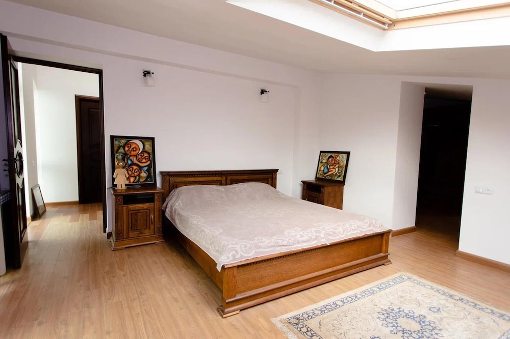 4 Bed Villa Estate Sleeps 7 - Pool, Garden, Sauna