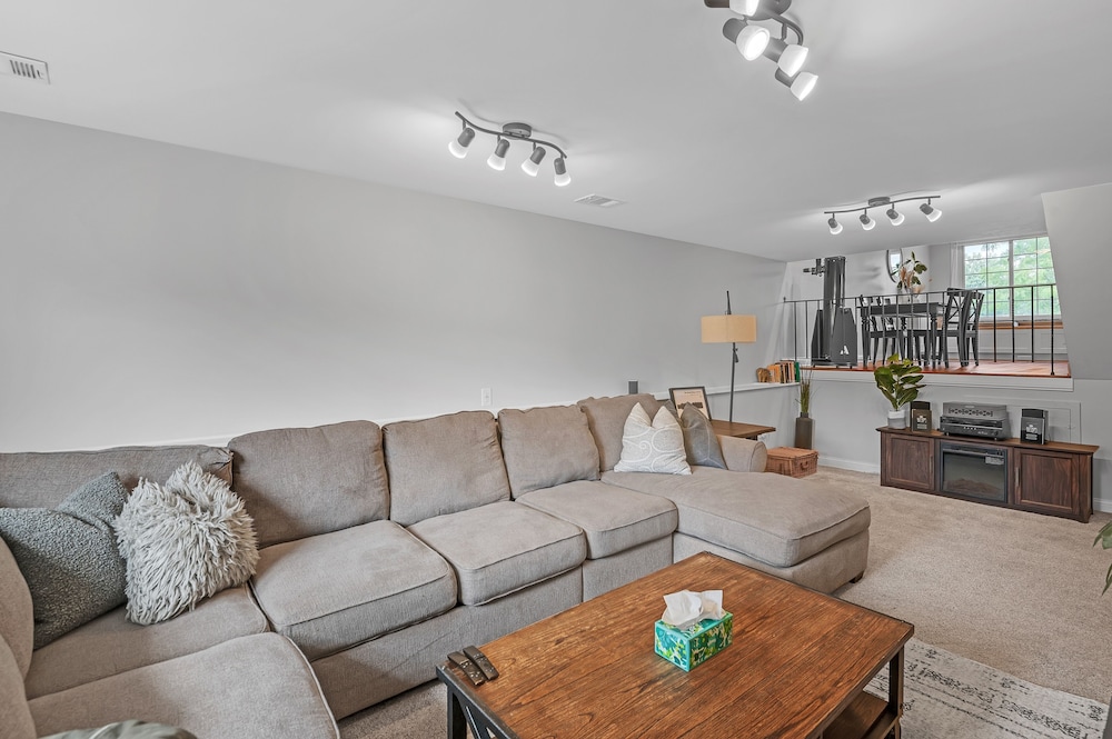 Modern Retreat With Private Pool & Yard 3 Bedroom Home