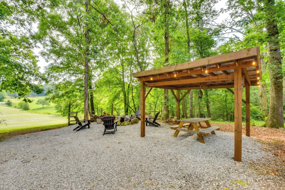 6 Miles to Helen: Cabin w/ Hot Tub & Views!