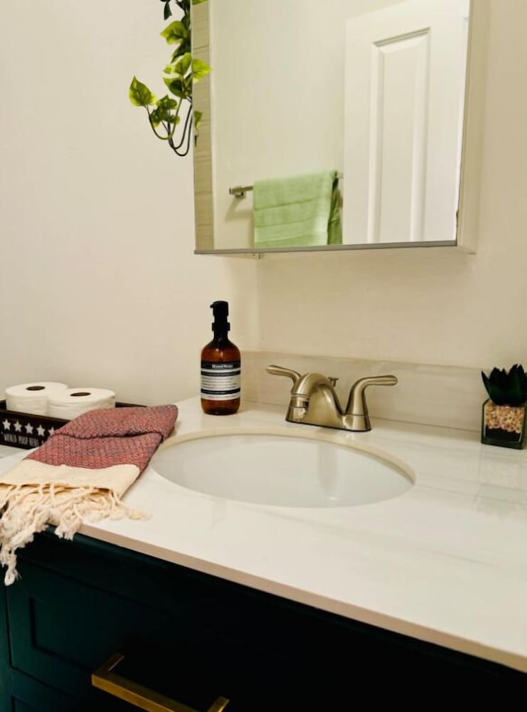 Jungle House Downtown Columbus – Modern Boutique Suites