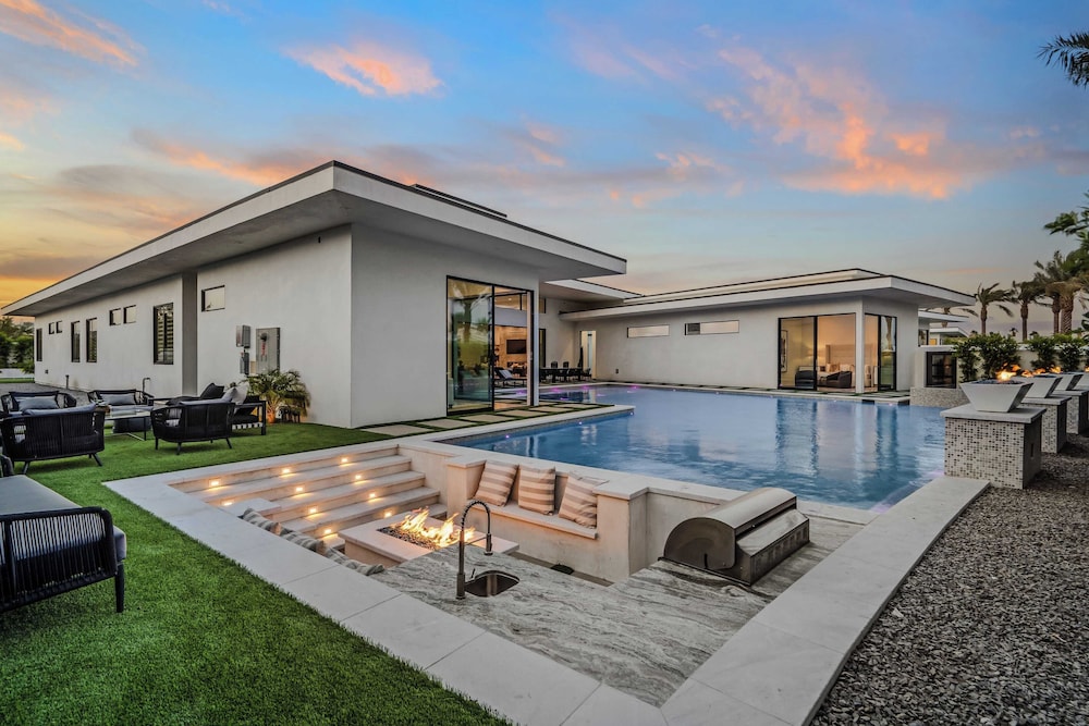 Sleeps 20 Pool & Pickleball Villa Near Golf, Dining & Fun Bravo Villa #2 by Avantstay