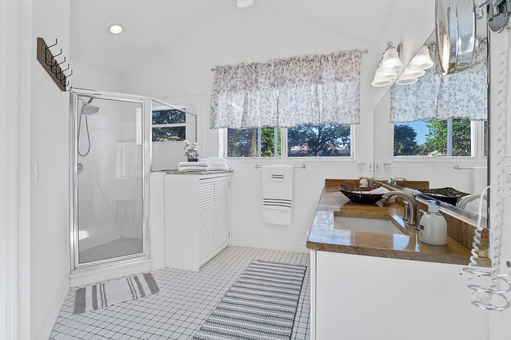 Luxury Heated Pool Home on Saltwater Canal w Tiki