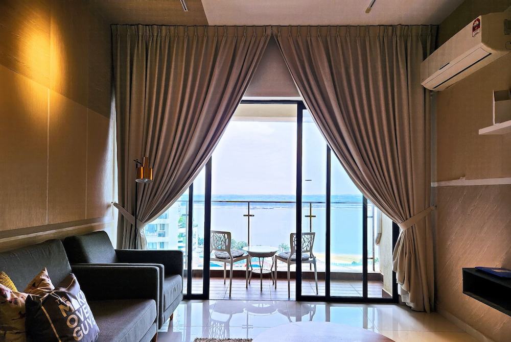 Country Garden Danga Bay by Widebed JB