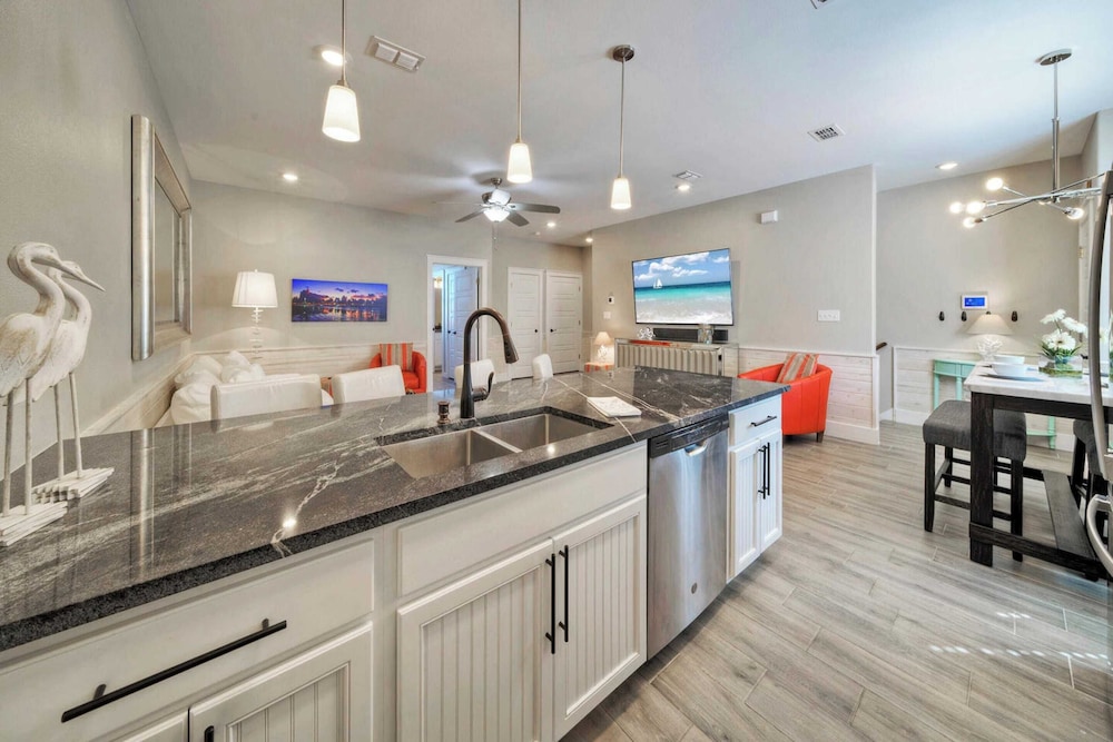 Sleeps 33! 4 Condos, Walk to the Beach, Resort-style Pool, Endless Summer Resort