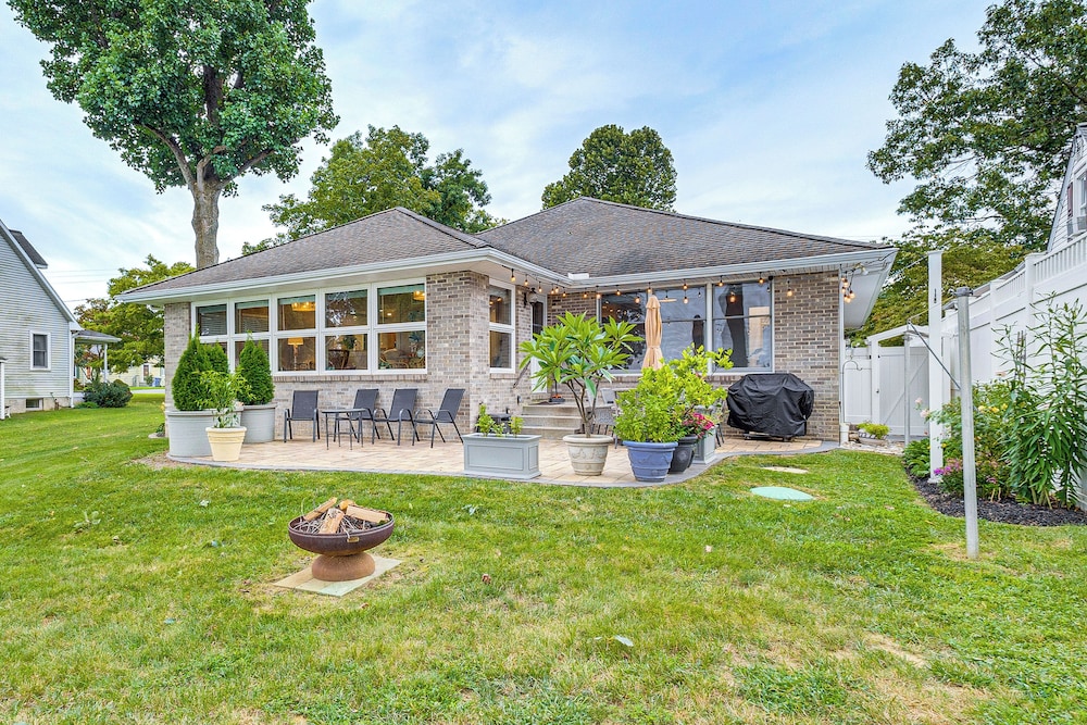 Patio & Water Views: Serene Bohemia River Escape!