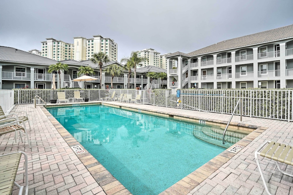 Sleek Naples Condo w/ Balcony: Snowbirds Welcome!