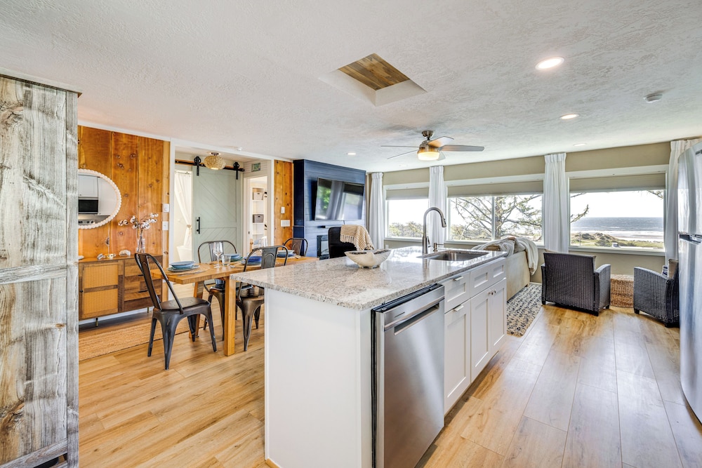 Walk to Winema Road Beach: Home w/ Hot Tub!