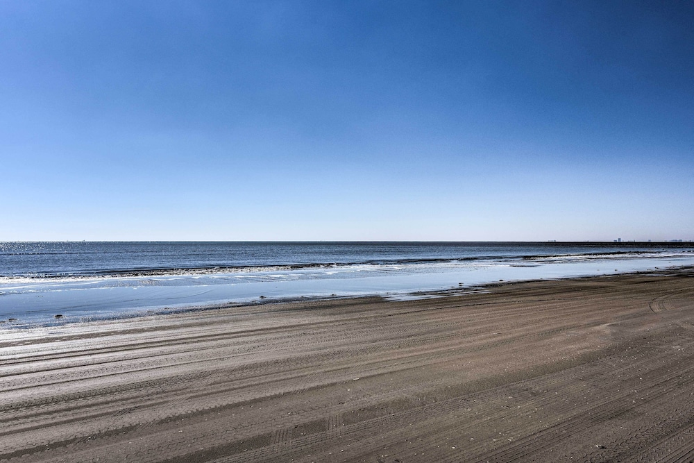 Walk to Shore: Crystal Beach Family Home w/ Deck! view 5