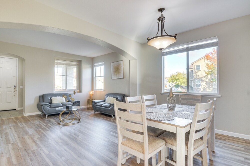 3 Mi to Downtown Merced: Family-friendly Home