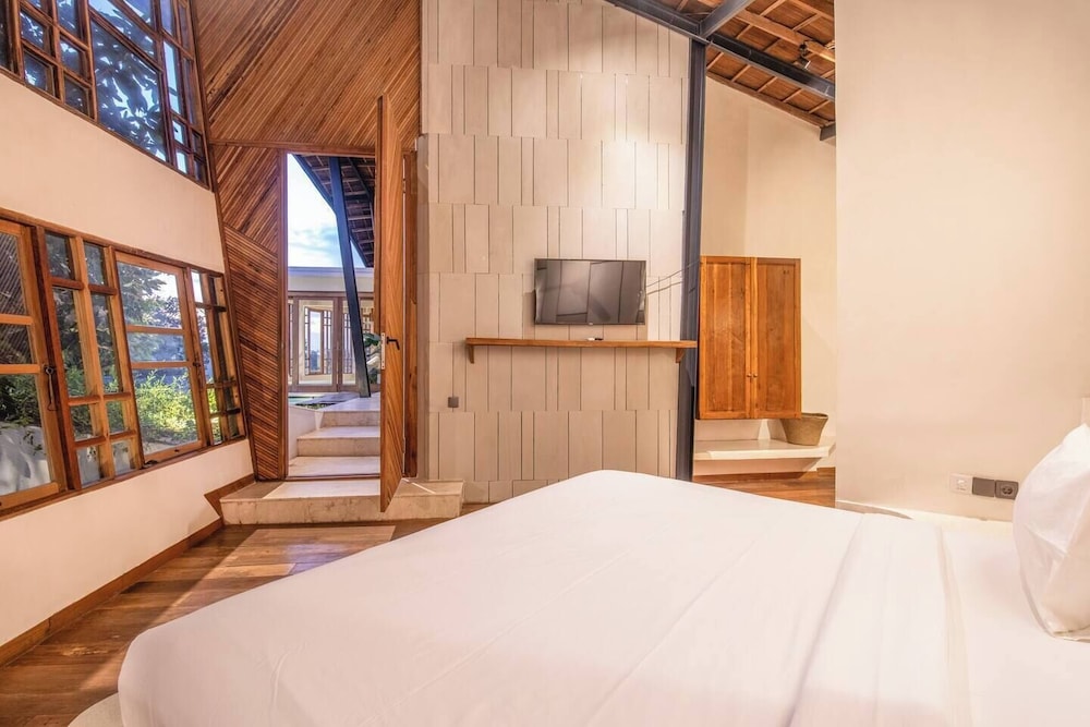 Gorgeous 2-br Penthouse With Views, 800m to the Be