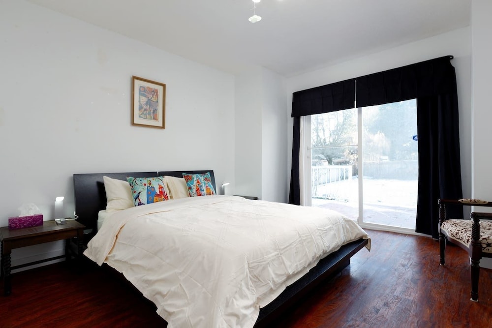 Classic House in Heart of Vancouver view 3