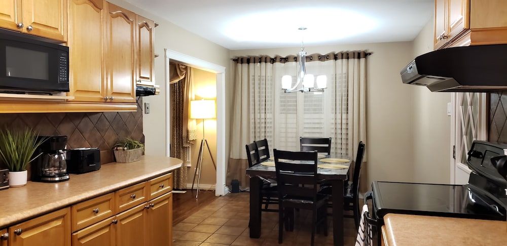 Bungalow With Cozy 4 Bedrooms on a Large Property Lot ! Late Check-out view 5