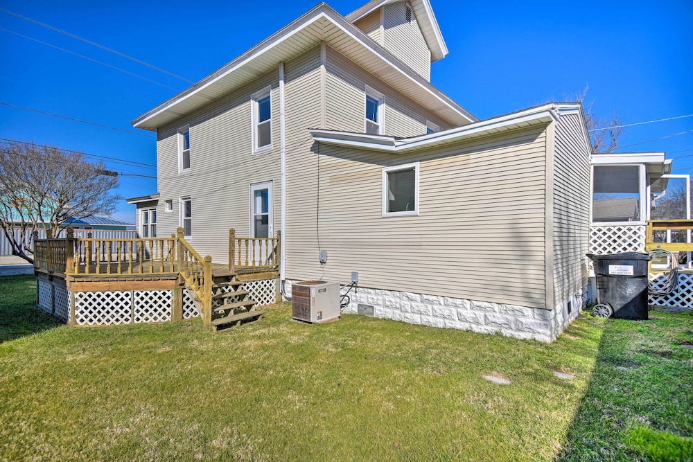 Chincoteague House w/ Enclosed Porch + Deck view 4