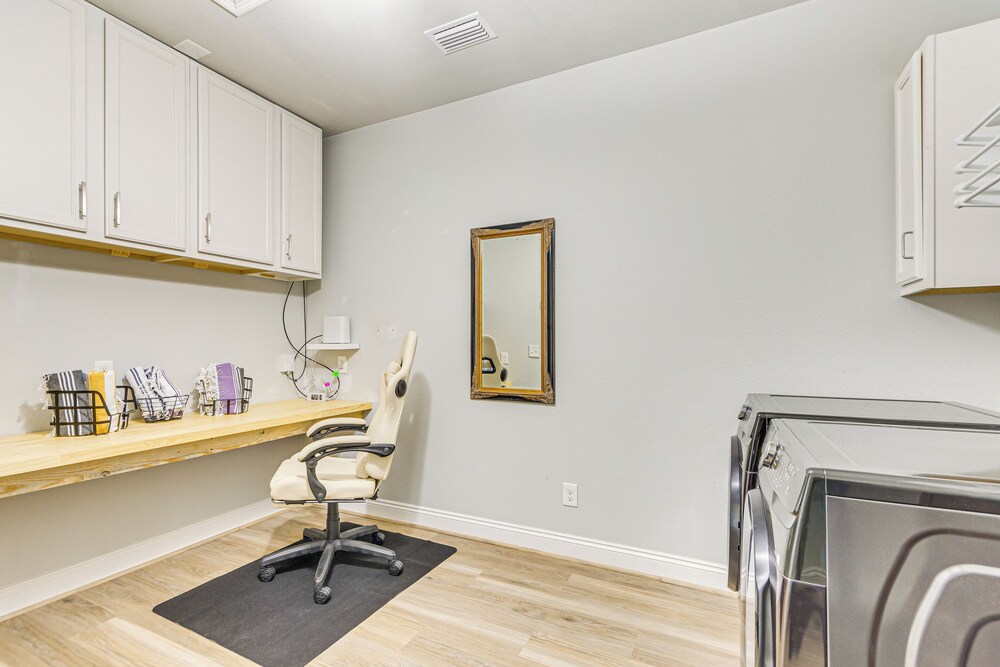 6 Mi to Navarre Beach: Spacious Family Retreat!