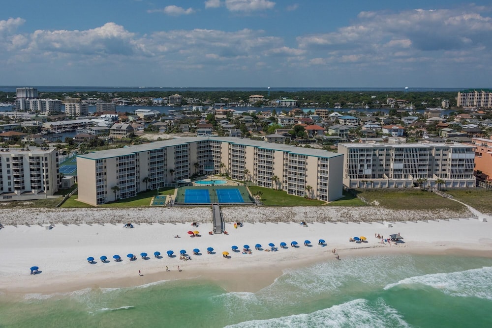 Holiday Surf and Racquet Club 216