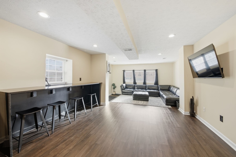 Spacious 2br Home North of Downtown Cincinnati 2 Bedroom Home